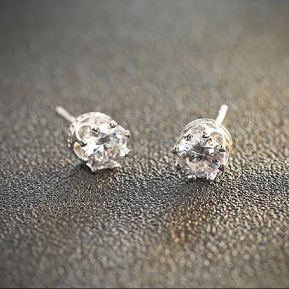 0.84 ct Round CZ 925 Stud Earrings - Picture 3 of 7